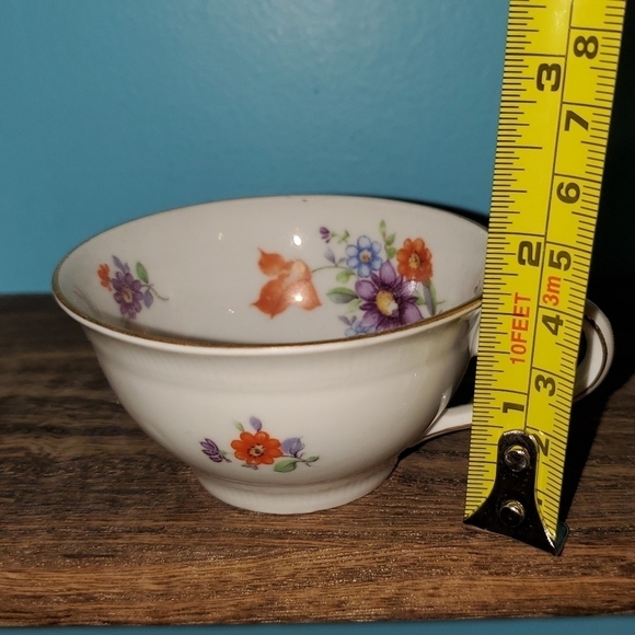 Beautiful DAINTY FLOWER TEACUP & SAUCER - Picture 3 of 8